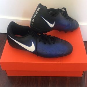 Nike Boys soccer cleat , JR Magista Ola size 4